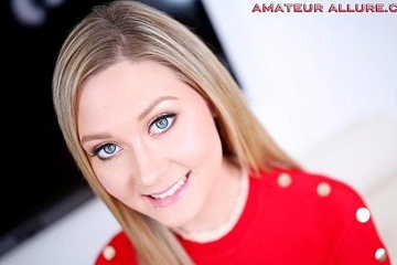 Хорошенькая блондинка Аддисон Ли получила оргазм от горлового минета