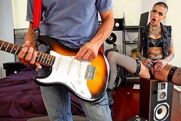 Лысая рокерша Ли Рэйвен дико ебется со зрелым гитаристом