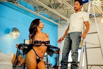 Электрик поменял лампочки в спальне и выебал хозяйку Джослин Джеймс