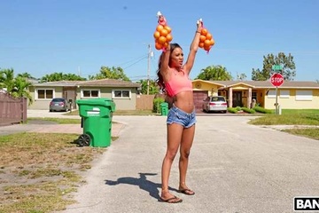 Стройная мулатка Деми Сутра запросто ебется с залетным водилой