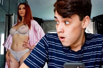 Пасынок с утра натянул на хер грудастую мачеху Лилиан Стоун