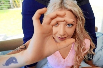 Парень прокатил на большом хуе пизду миниатюрной Сиа Ласт