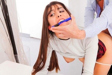 Отличник большим хуем легко поимел однокурсницу Аню Крей