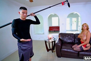 Возбужденный звукооператор отпердолил горячую мамочку Джазмин