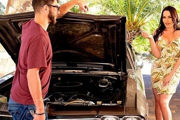 Пацан развел мамку на интим, прокатив её на крутой машине