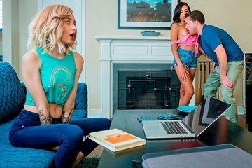 Лола Фэ на пару с сестрой соблазнили брата на секс втроем