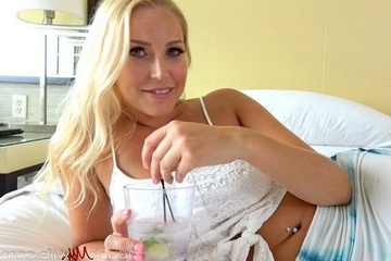 Милфа Ванесса Кейдж выпила коктейль и согласилась перепихнуться