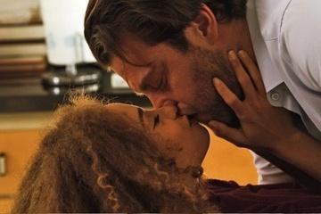 Кудрявая мулатка Сесилия Лайон красиво ебется на столе