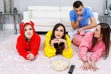 Чувак выебал сводную сестру Наташу Найс вместе с ее подругами