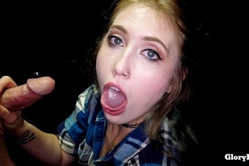 Ебливая Электра Рейн сосет хер через дыру в стене и глотает сперму