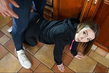 У Kate Quinn такой недотрах, что она даже вора соблазняет