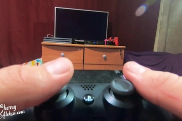 Только сел играть, а жена снова хочет в жопу