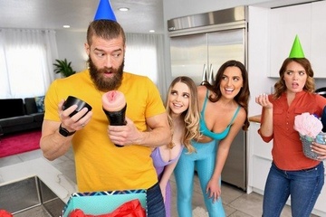 Сисястая Коди Вор и ее подруга поздравили тренера сексом втроем