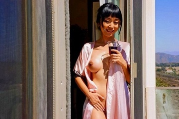 Азиатка застала соседского негра за еблей и позвала на анал