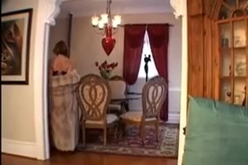 Дрочит влагалище в норковой шубе