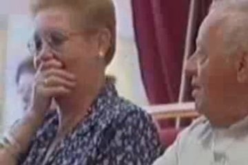 Доливают в кофе молоко из своей груди