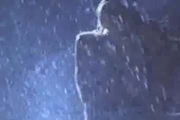 Женская эротика на качелях под дождем