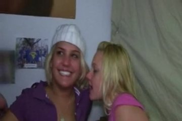 Телки уже зажимаются на кровати в углу