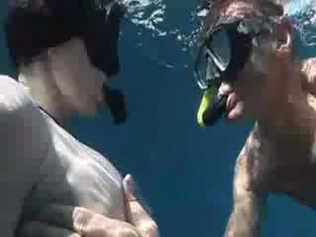 Аквалангист экстремально трахает красивую девку под водой – порно на PanPorno