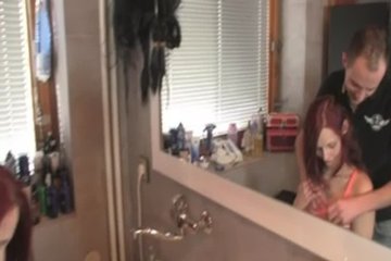 Изменяет в парикмахерской