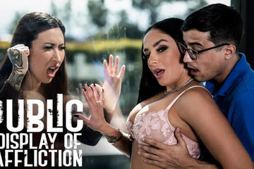 Лесбуха изменила девушке с каким-то очканавтом и очень довольна