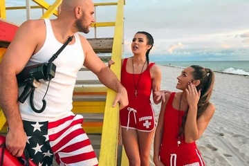 Спасатель обучает двух стажерок и страстно их ебет