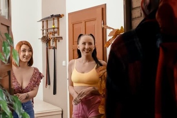 Устроили отель у себя дома и ебутся с новым постояльцем