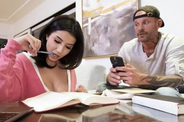 Мужик ничего не понимает в учебе, зато может страстно выебать