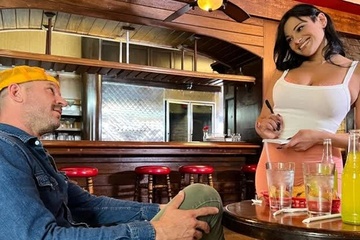 Официантка после смены жарко ебется на улице в очко