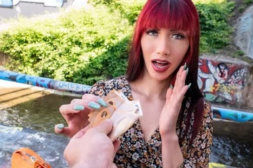 Если ей хорошо заплатят, то рыжая красотка готова на секс