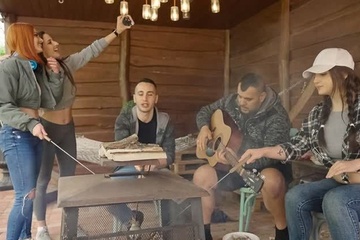 Поехал на шашлыки и трахнул рыжую подругу в кустах