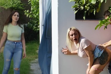 Скарлетт Уайлд застряла в проеме окна, чтобы обольстить гостя