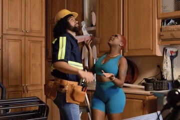 Лысая негритянка с сочным телом соблазняет на жаркий секс на кухне