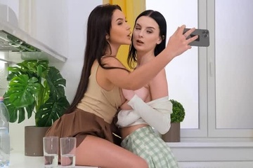 Лесбушки в избушке не только лижутся, но игрушками шалят