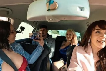 Блондинка в машине смакует толстый хуй мачо и скачет на нем