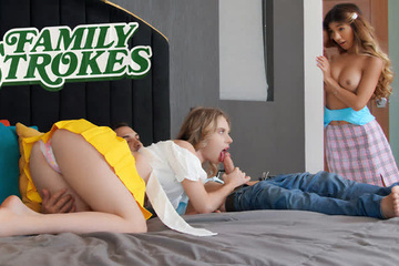 Сводные сестры целуются, а потом идут соблазнят отчима