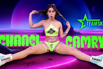 Милая фанатка НЛО наслаждается большим членом