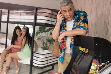 Админ хостела подключил игру и трахнул двух постоялиц