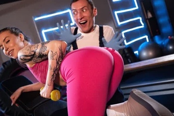 Послеобеденная тренировка задка: красотка дает в жопу уборщику