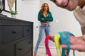 Хватит воровать трусики мачехи, пора её трахать