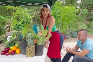 Уличная торговка фруктами Рокси Синнер ебется на рабочим месте