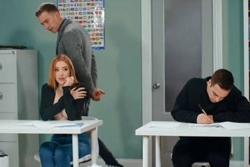 Отучает рыжую от списывания, трахая её большим членом