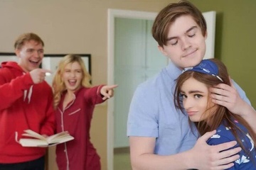 Черноглазая Риз впервые принимает участие в студенческой оргии