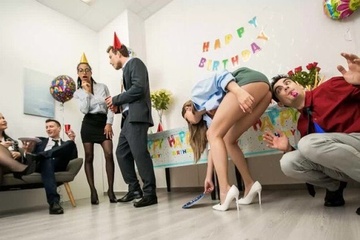 Телка занимается лесбийским сексом и дает парню на корпоративе