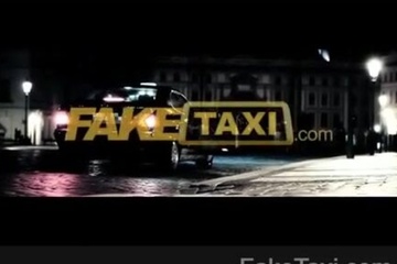 Таксист анальным сексом наказывает белокурую сучку