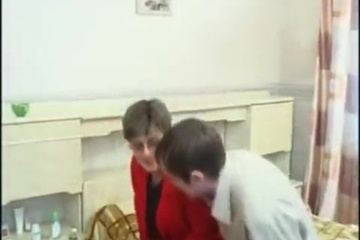 Зрелая соседка приглашает в гости и предлагает секс