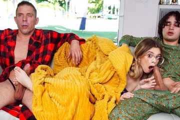 Парень быстро кончает, зато его отец ебет как отбойный молоток