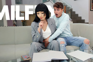 Азиаточка Марика Хэйз привела домой сокурсница на пару палок