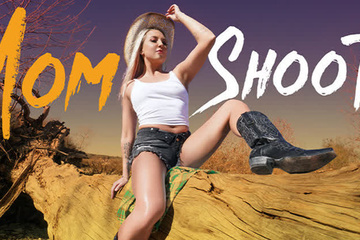 На курорте блондинка Хизер Хендрикс не теряет даром времени