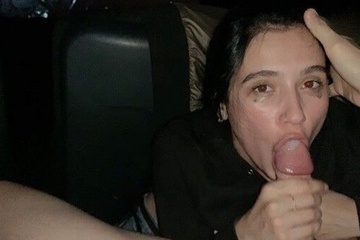 Худышке стало скучно и она взялась сосать хуй в кинотеатре